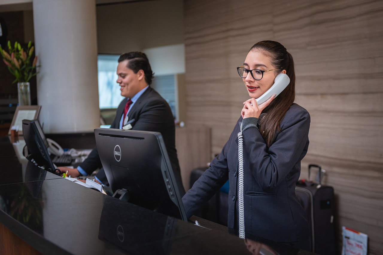 Image of a receptionist at a hotel - Destination Certification